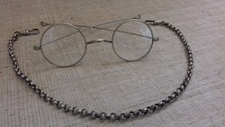 Régi alpakka cizellált keretes optikai szemüveg okuláré hozzá való nyakba akasztó lánccal