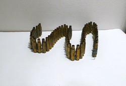 Géppuska heveder töltény hüvelyekkel; 64 darab