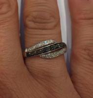 Fekete és fehér gyémánttal kirakott gyönyörű gyűrű