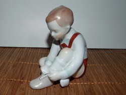 AQUINCUM porcelán, cipőjét kötő fiú