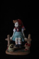 Padon ülő porcelán lány Hummel típusú figura