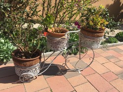 Vintage shabby chic stílusú bicikli vagy tricikli formájú vas virágtartó kerti díszdekoráció 