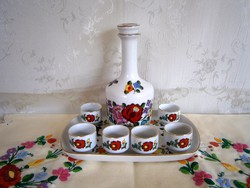 Eredeti Kalocsai porcelán 6 személyes pálinkás készlet: tálca, kiöntő, 6 pohár