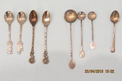 8 db kiskanál: 3 darab ezüst érmekanál, 1 ezüst és 4 egyéb keresztelőkanál