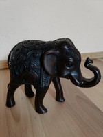 Gazdagon díszített faragott indiai elefánt szobor