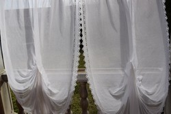 Csodálatos batiszt csipkés hímzett függöny pár 167 x 157 