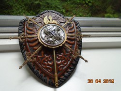 Kétfejű sas címeres bőrdíszműves tartóval,római harcos fém medállal,Toledói mini kardok