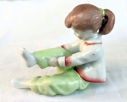 Porcelán ülő kislány - nadrágot húzó - 10,2 cm