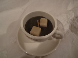 Porcelán - 2 db - ÚJ -  illatgyertya - 8 x 5 cm - porcelán csészealj - csészébe kávé illatú gyertya