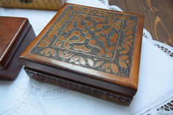 Gyönyörű régi faragott cizellált dúsan díszített tetjű fa doboz Inke László hagyatéka