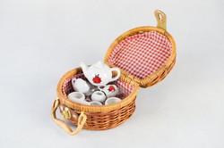 Miniatűr katicás porcelán piknikkészlet fonott kosárban - játék teáskészlet babáknak