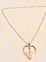Eladó ezüst nyaklánc nehéz jelzett 925-ös szív alakú medállal, közepén kereszt csillogó kővel