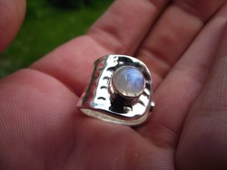 Holdkővel díszített, ezüst gyűrű
