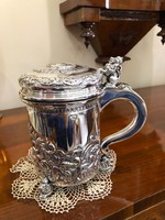 Ezüst barokk stílusú fedeles kupa lábain és fedőgombján oroszlános dekorral