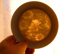 Herendi virág mintás  litofán porcelán tányér (a minta hátulról megvílágitva látható)