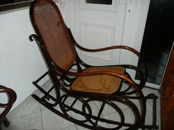 Hibátlan, álomszép, lábtámaszos eredeti jelzett osztrák Thonet hintaszék 1920