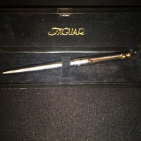 Jaguar toll dobozában 