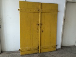Régi vintage fa pinceajtó kétszárnyas pince ajtó