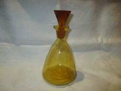 Borostyán színű likőr-pálinka kínáló üveg butella, palack