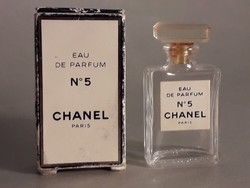 Chanel mini parfümös üveg dobozában csak csilcsil részére