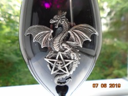 Mágikus sárkány és pentagramma koponyával ezüstözött fémmel,feketés lila üveg kehely,dobozában-24 cm