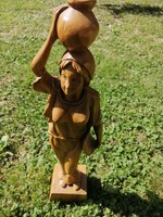 Lány korsóval, fa faragás szobor.