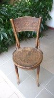 Antik ős régi szék nyomott mintával a hát és ülőlapban