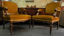 Klasszicista stílusú antik rugós kialakítású, gurulós fotel pár