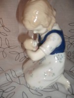 Német porcelán babázó kislány