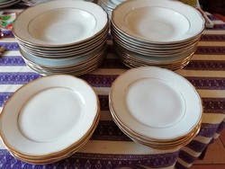 2 db 6 személyes vitrin állapotú porcelán tányér készlet akár külön is eladó
