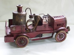 Régi antik lemez locsoló vagy tűzoltó autó.
