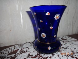 Parádi kék üveg váza, kézzel festett kamilla mintás, 13,7 cm