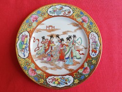 Gazdagon díszített, jelenetes kínai porcelán tányér