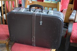Barna csatos bőrönd