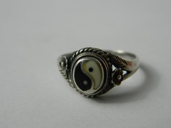 Jelzett ezüst feng shui szimbolumos ezüst gyűrű.
