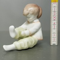 Aquincumi öltözködő kislány porcelán figura (747)
