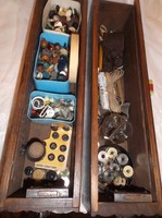 2 darab antik - varrógépfiók - sok gombbal - 1 OLLÓVAL  - orsóKKAL  - 43 x 11 x 10 cm szépek