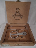 Szivartartó doboz fa - szivarvágóval - 1 db szivarral - hibátlan - doboz 15 x 13 x 4 cm - hibátlan