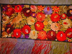 Matyó selyem hímzéssel falvédő 150 cm X 36 cm + 20 cm rojt virág-3 madár motívum