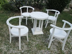   Asztal  négy  székkel 