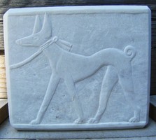 Kőfaragvány dombormű egyiptomi Fáraó-kutya carrarai márványból
