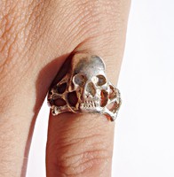 Koponyás ezüst gyűrű