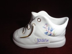 Aquvincumi porcelán emlék cipő, hófehér alapon arany fűzővel. Hossza 11 cm.