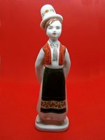Hollóházi porcelán Matyó ruhás fiú ritka fehér kalappal 18 cm magas