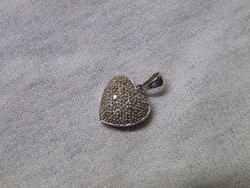 KK475 9 karátos fehér arany szív alakú medál gyémántokkal ékesítve