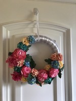 Virágos ajtódísz gyönyörű pompás színekkel 30cm virágokkal
