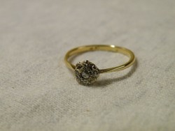 KK448 9 karátos arany gyűrű brill kövekkel  - gyémánt