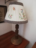 Nagyméretű faragott asztali lámpa rakott vászon ernyővel, herendi pillangó és virág mintával