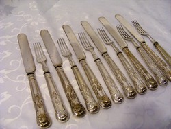 Gyönyörű, jelzett, domborított, ezüstözött, antik, 6 személyes kés és villa evőeszköz készlet