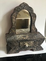 Antik, ezüstlemezzel borított ékszeres szekrényke apró fiókkal, 18 cm magas